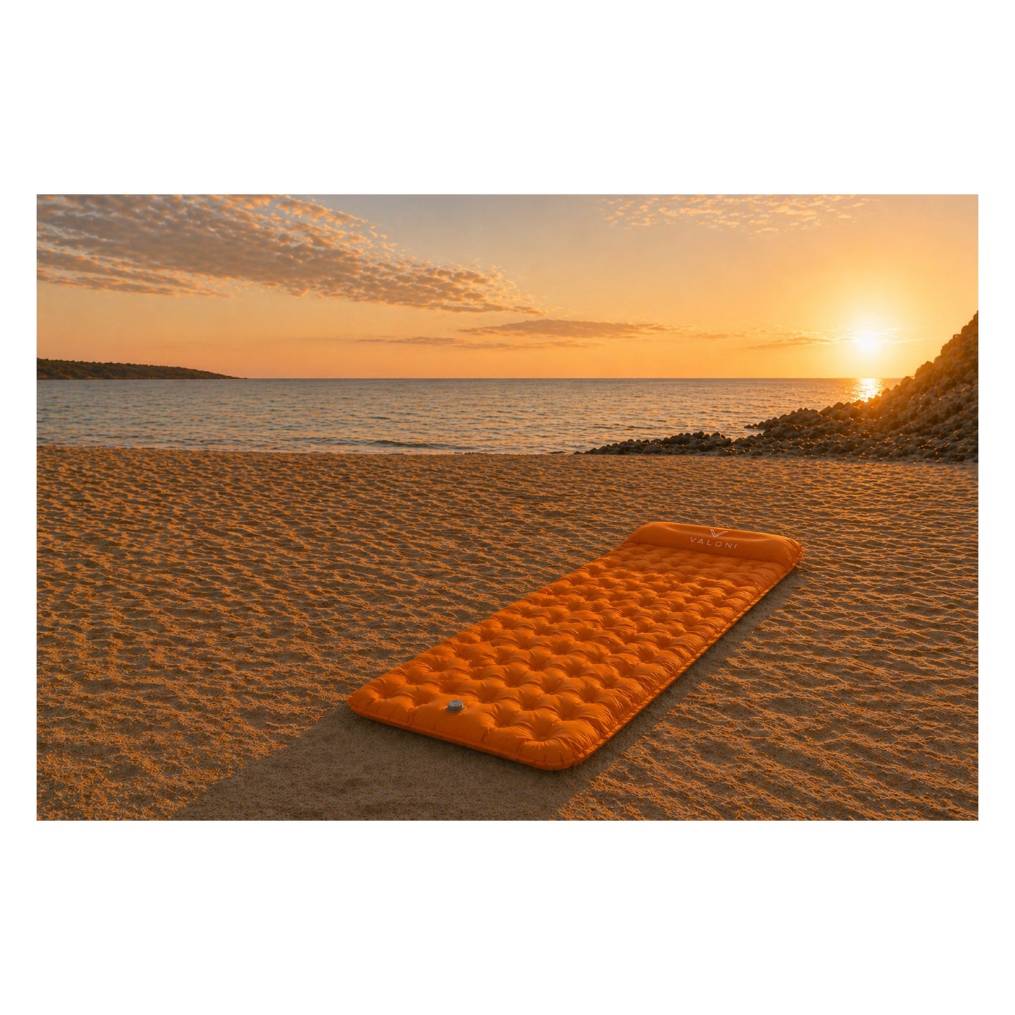 Matelas gonflable VALONI orange sur la plage au coucher de soleil